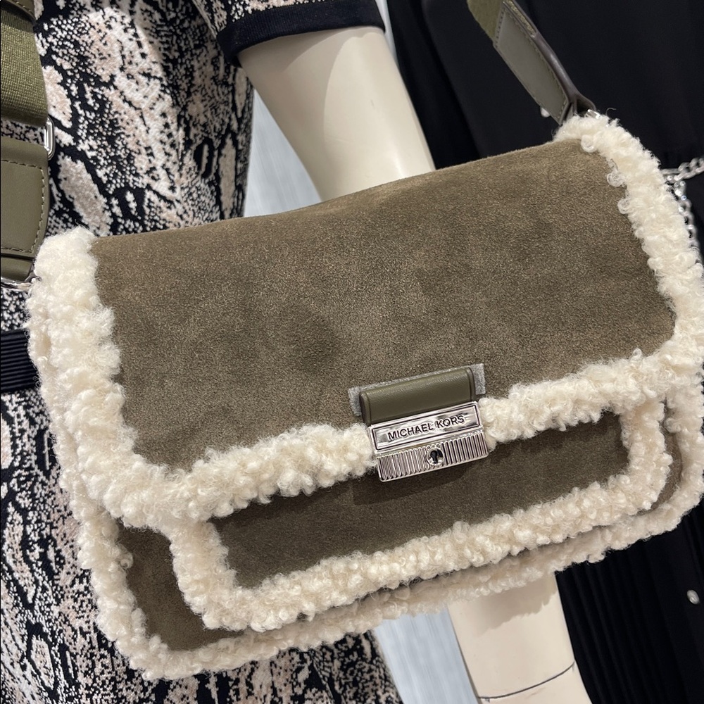 MICHAEL KORS Bradshaw Medium Suede and Faux Shearling Messenger Bag
Olive
NWT
L - Picture 13 of 16